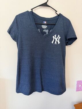 MLB t-shirt size XL women’s fits like a M